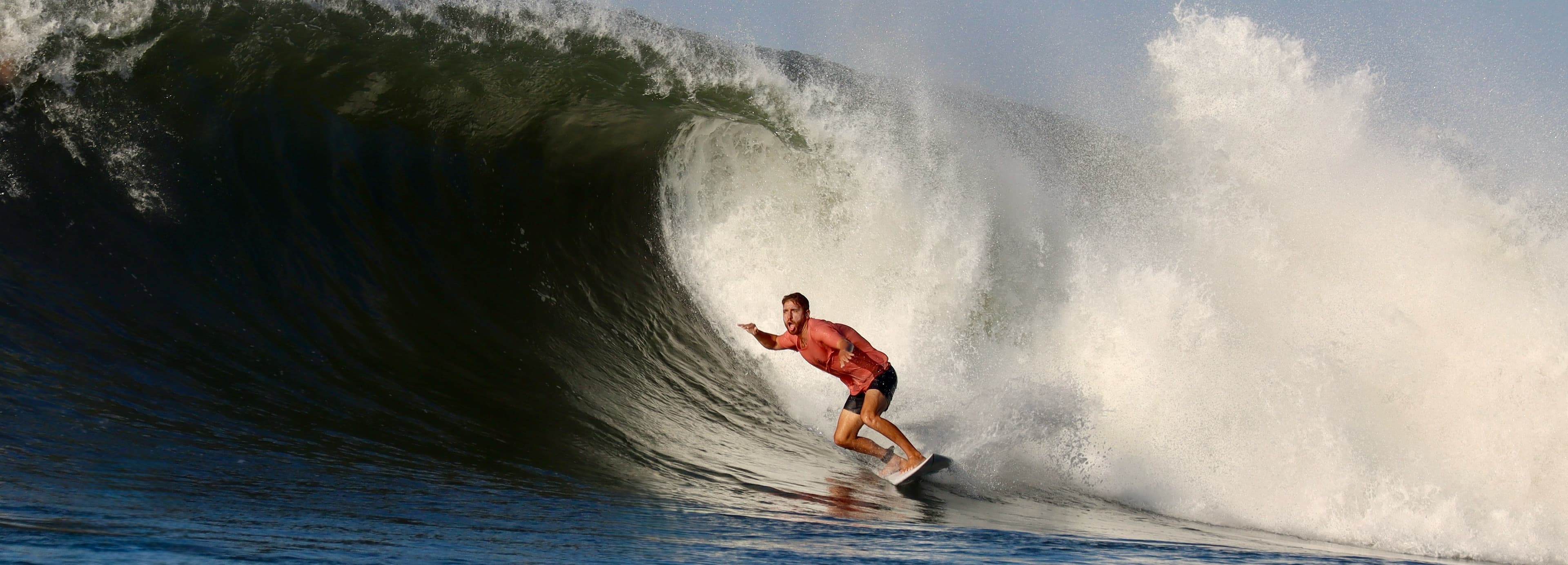 Ola y surfista en El Salvador