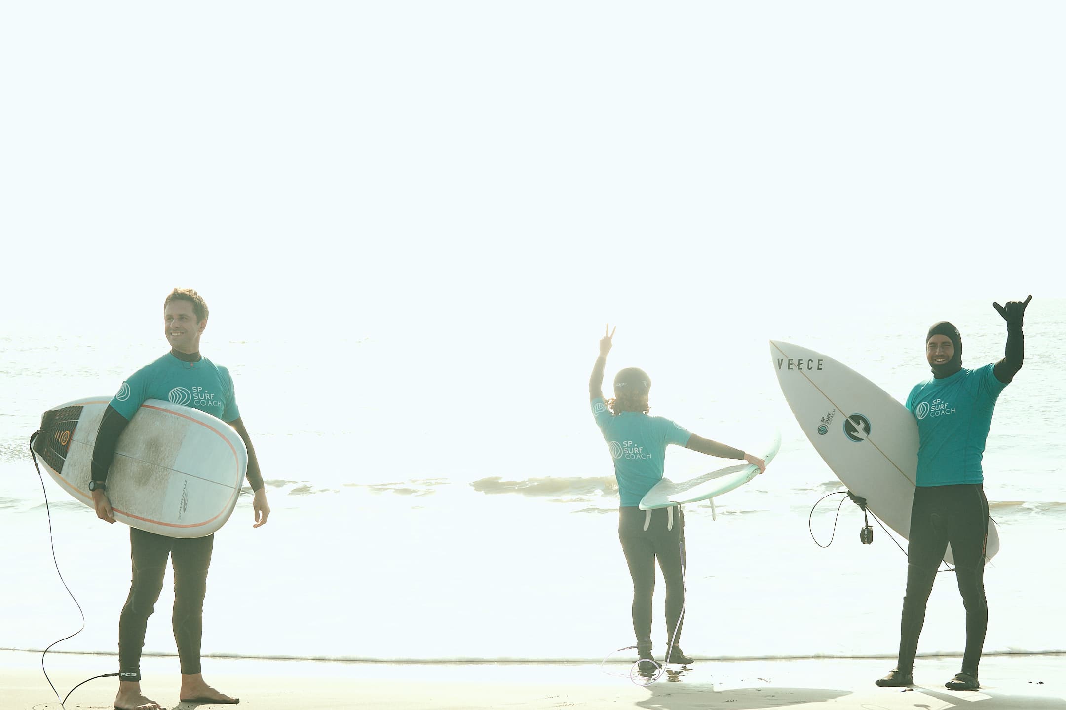 Surfista entrando al mar